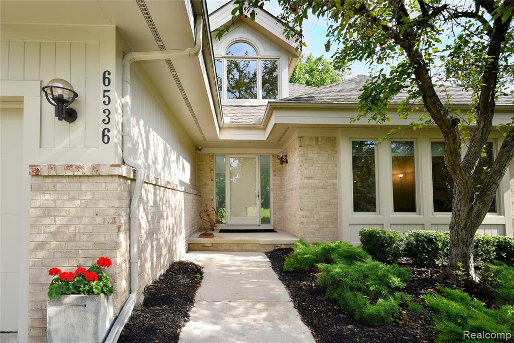 6536 Pleasant Lake Court, West Bloomfield, MI — Photo 2