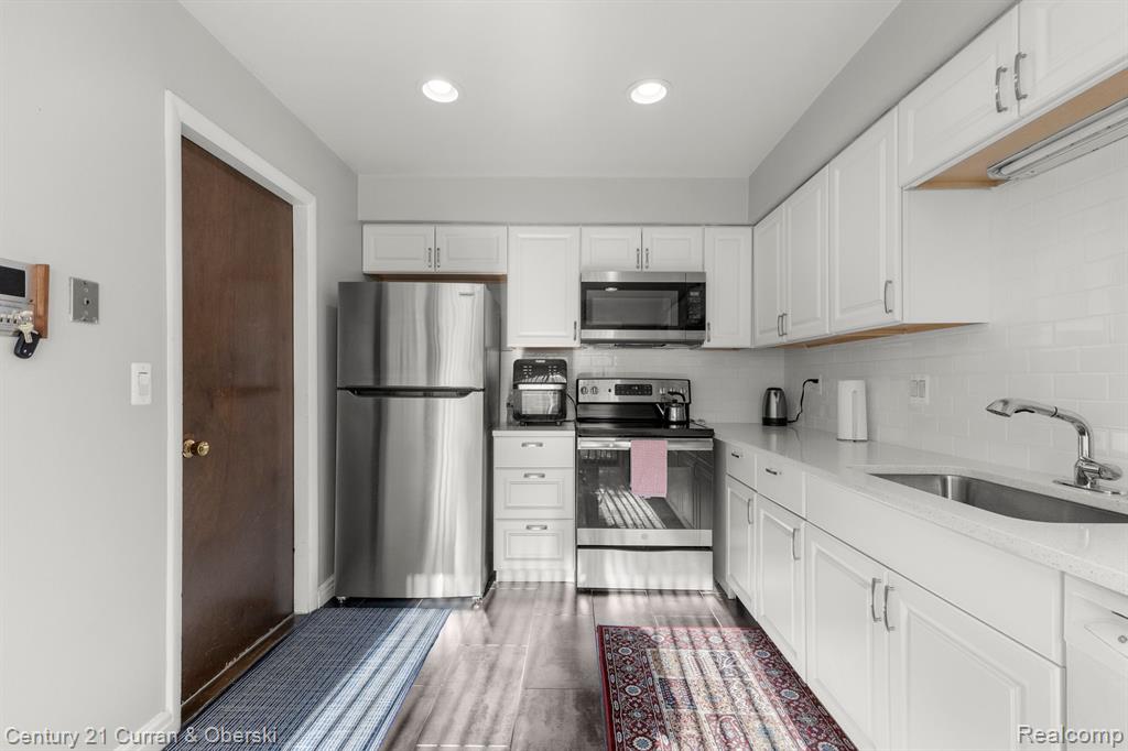 3060 LINDENWOOD Drive, Dearborn, MI 48120 — Photo 17