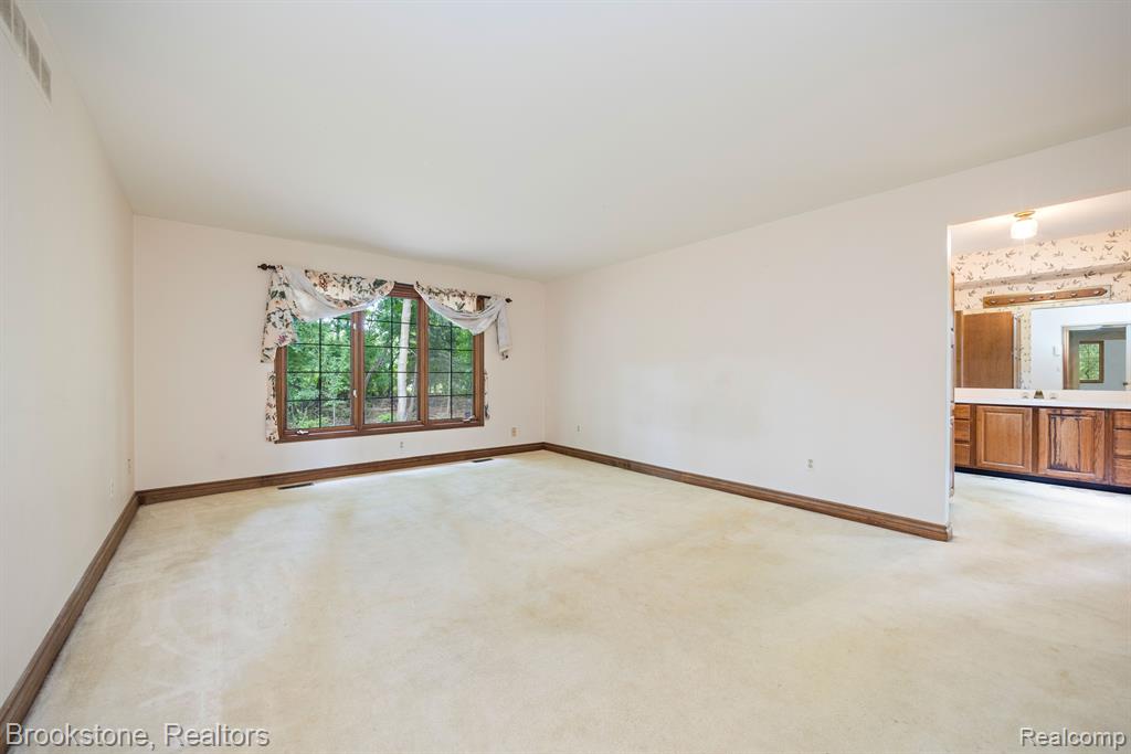 4237 WOODLANDS Lane, Orchard Lake Village, MI 48323 — Photo 19
