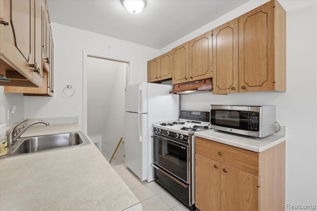 20290 Vernier Road, Harper Woods, MI 48225 — Photo 13