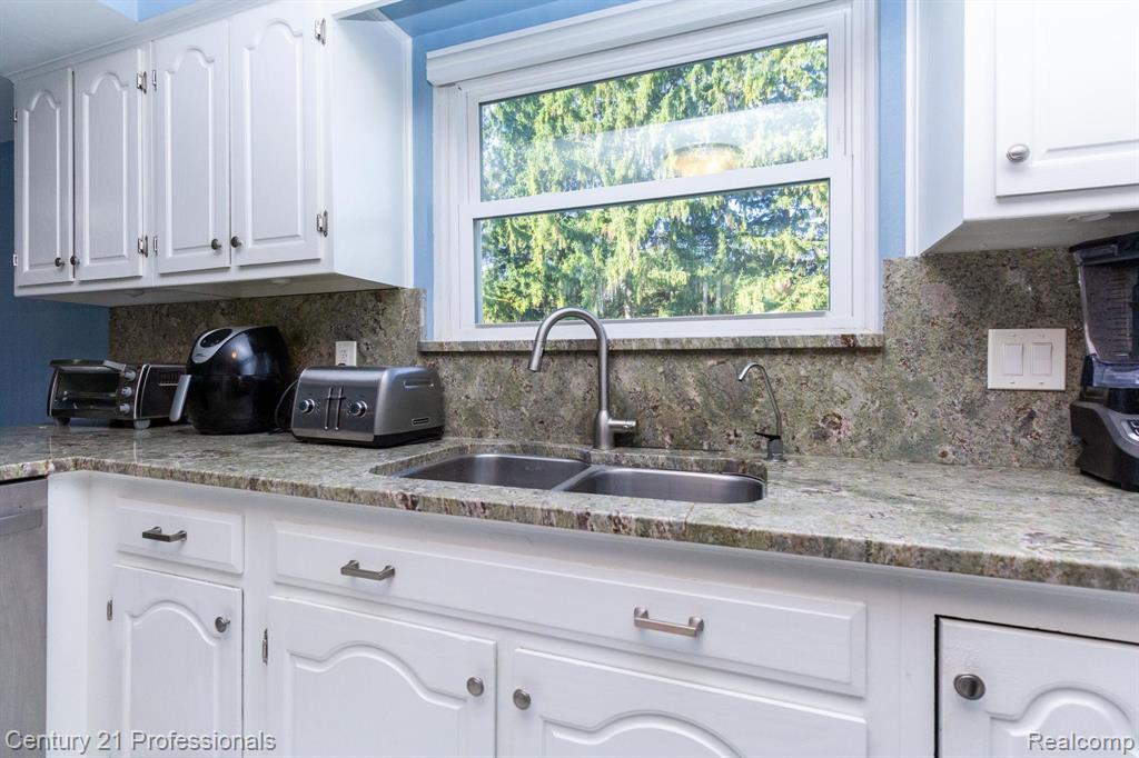 9418 Oakmont Drive, Grand Blanc, MI 48439 — Photo 16