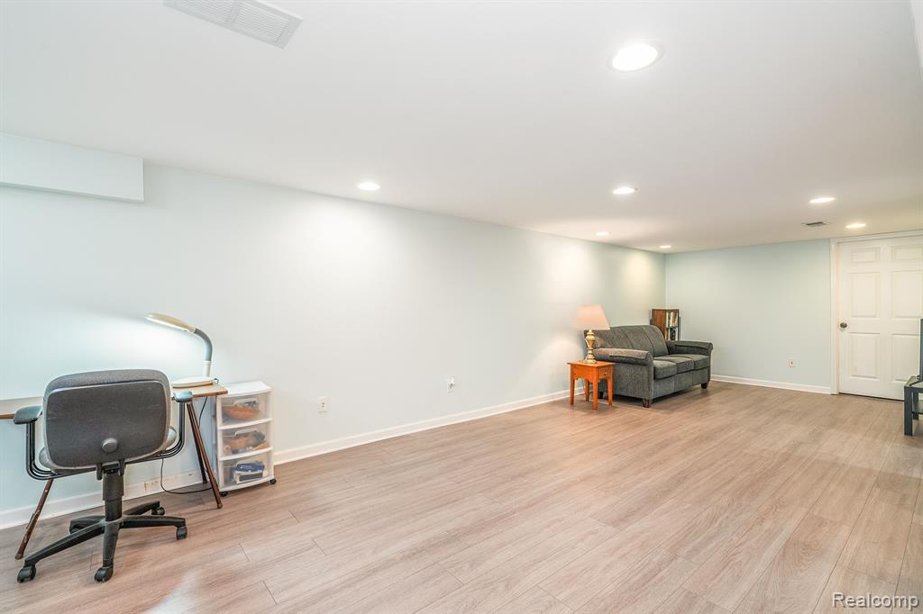 9705 HAMILTON Street, Belleville, MI 48111 — Photo 18