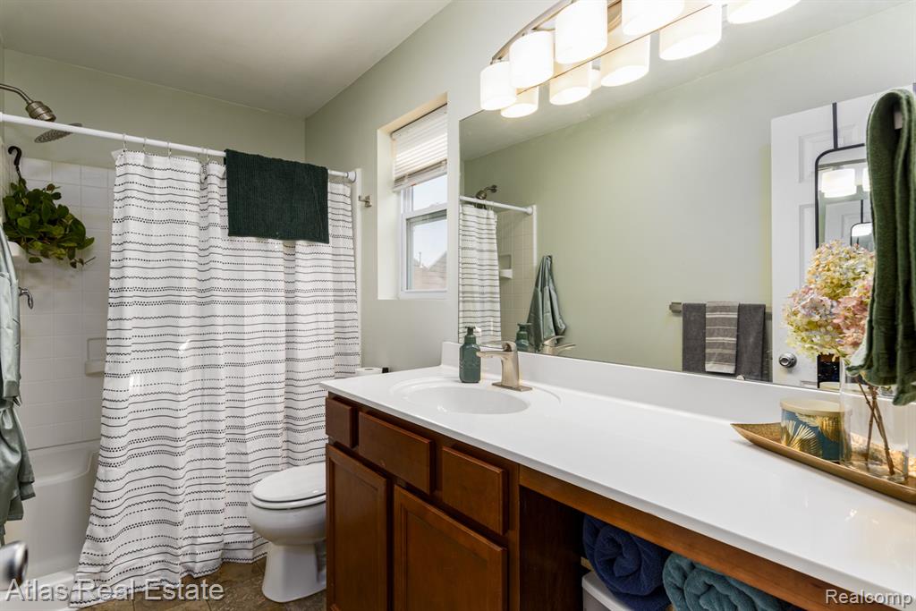 8582 Pinnebog River Drive, Fowlerville, MI 48836 — Photo 18