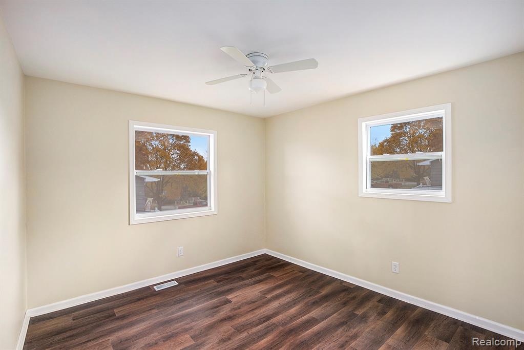 5111 Paro Drive, Flint, MI 48506 — Photo 9