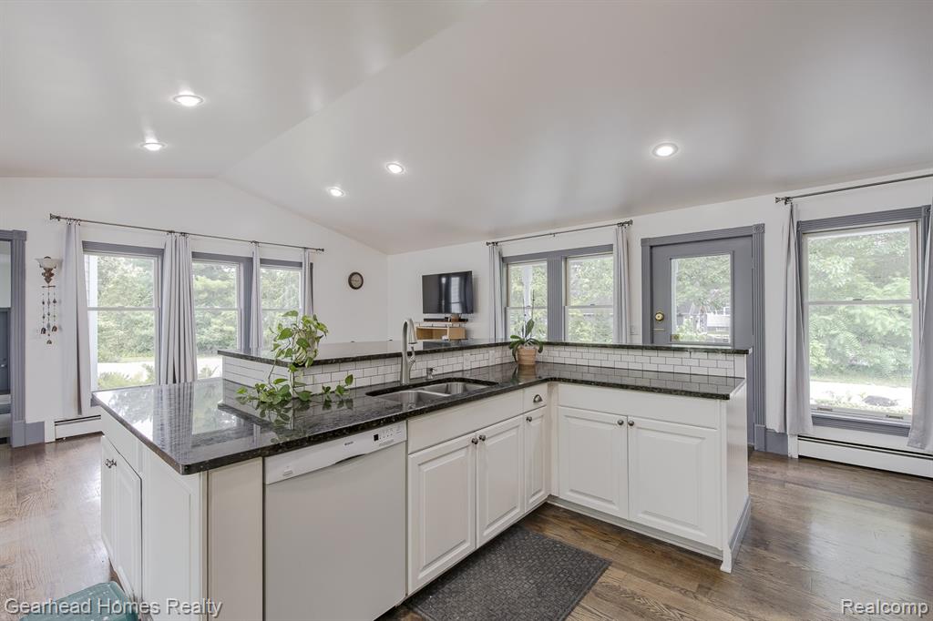 6296 Elizabeth Lake Road, Waterford, MI 48327 — Photo 14