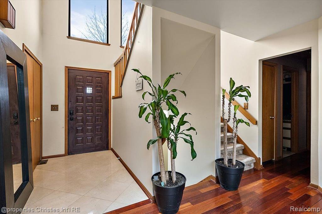 8241 LAKE PINE Drive, Commerce Twp, MI 48382 — Photo 2