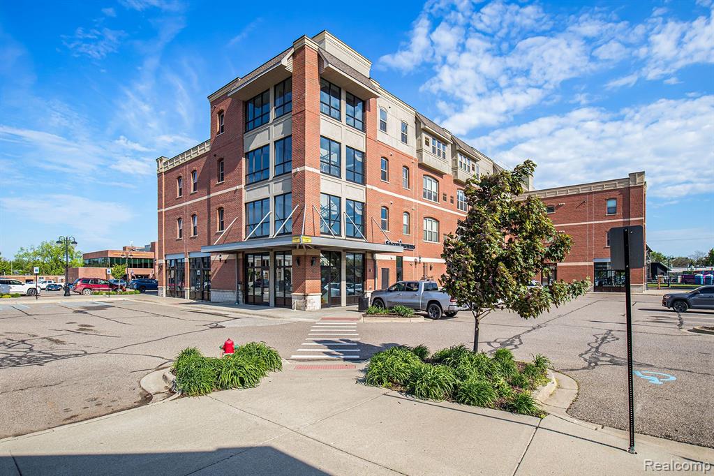 134 N Leroy Street, Fenton, MI 48430