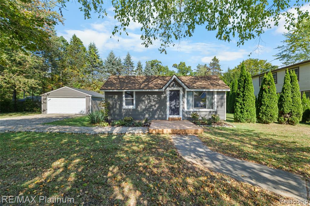 1605 S Hughes Road, Brighton, MI 48114 — front exterior