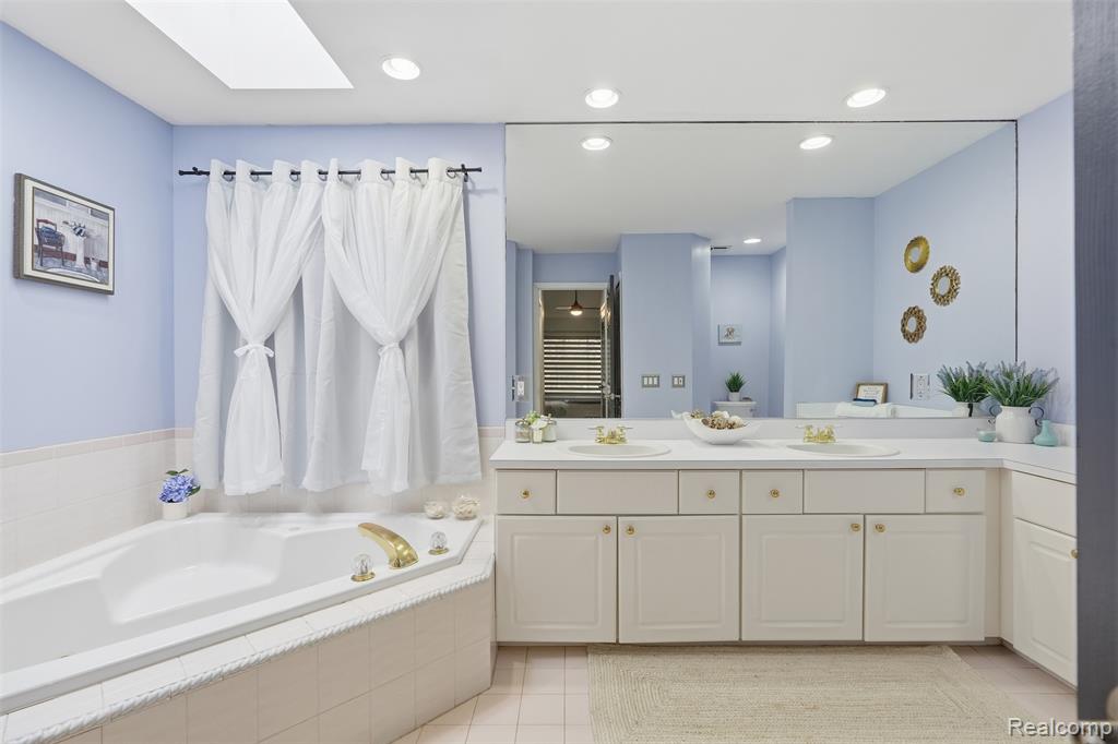 42739 Pond View Drive, Sterling Heights, MI 48314 — Photo 29