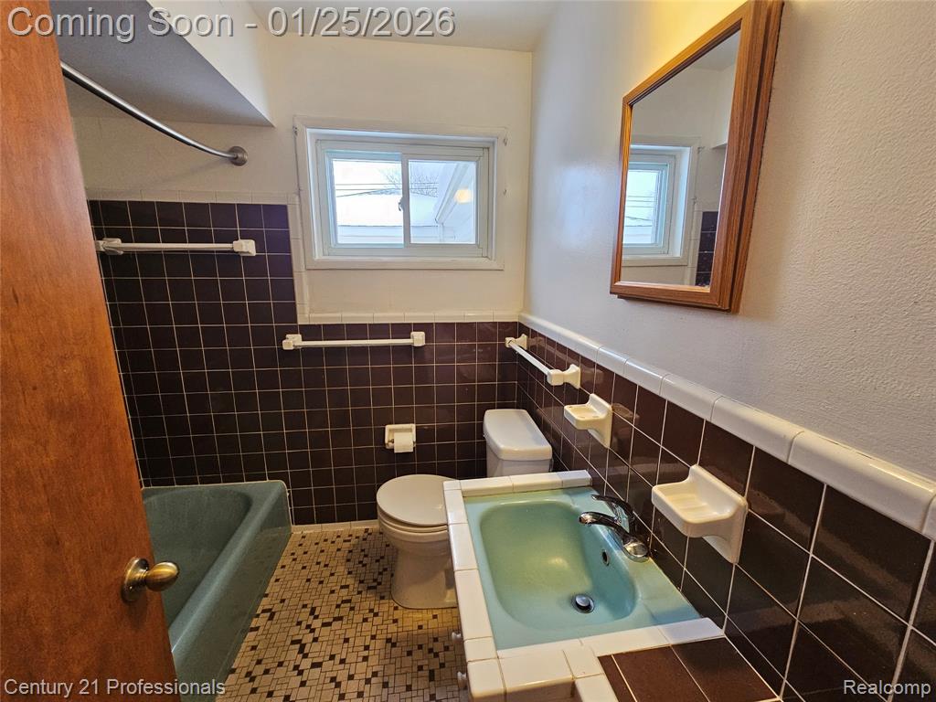 6582 Sterling Court, Garden City, MI — Photo 8