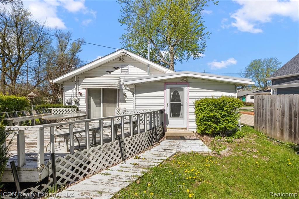 1801 Beechcroft Street, Keego Harbor, MI 48320 — Photo 2