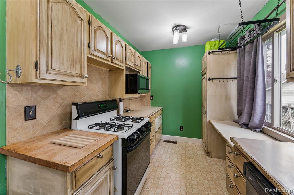 317 E Grand River Avenue, Fowlerville, MI 48836 — Photo 9