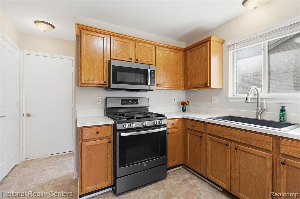 50049 Dove Lane, Chesterfield, MI — Photo 24