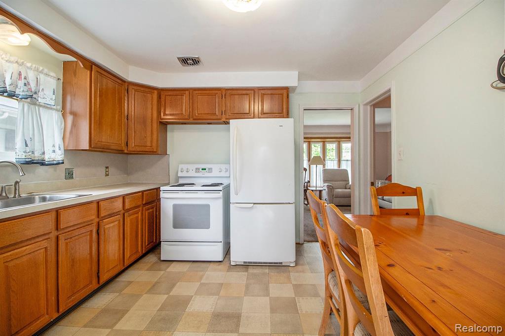 9592 SARASOTA, Redford, MI 48239 — Photo 9