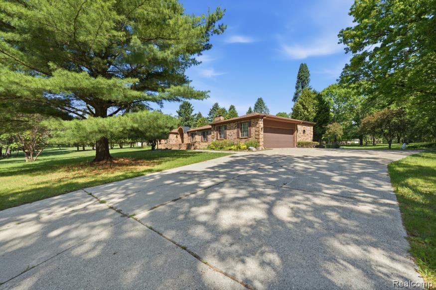 7020 Rattalee Lake NW, Clarkston, MI 48348 — Photo 2