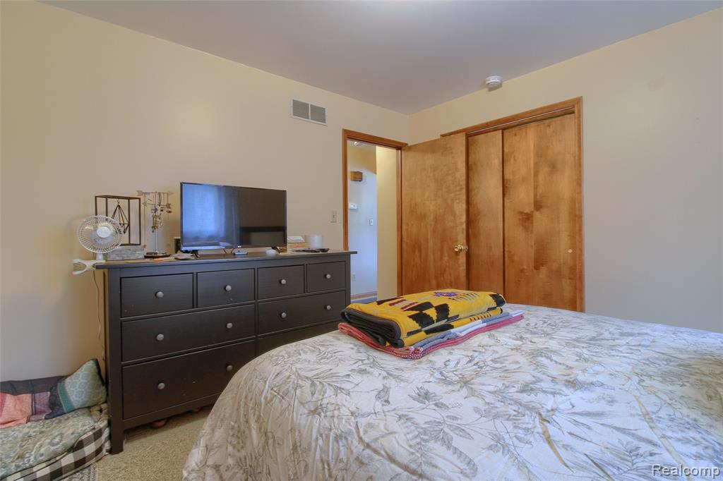600 Oakville Waltz Road N, New Boston, MI 48164 — Photo 12