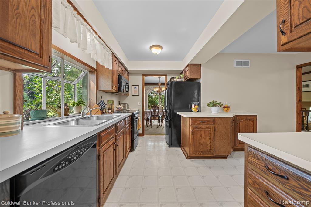 5075 Bayside Drive, Troy, MI 48098 — Photo 9