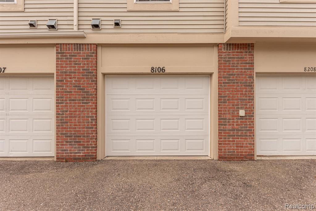 8106 CHESAPEAKE Circle, Walled Lake, MI 48390 — Photo 33