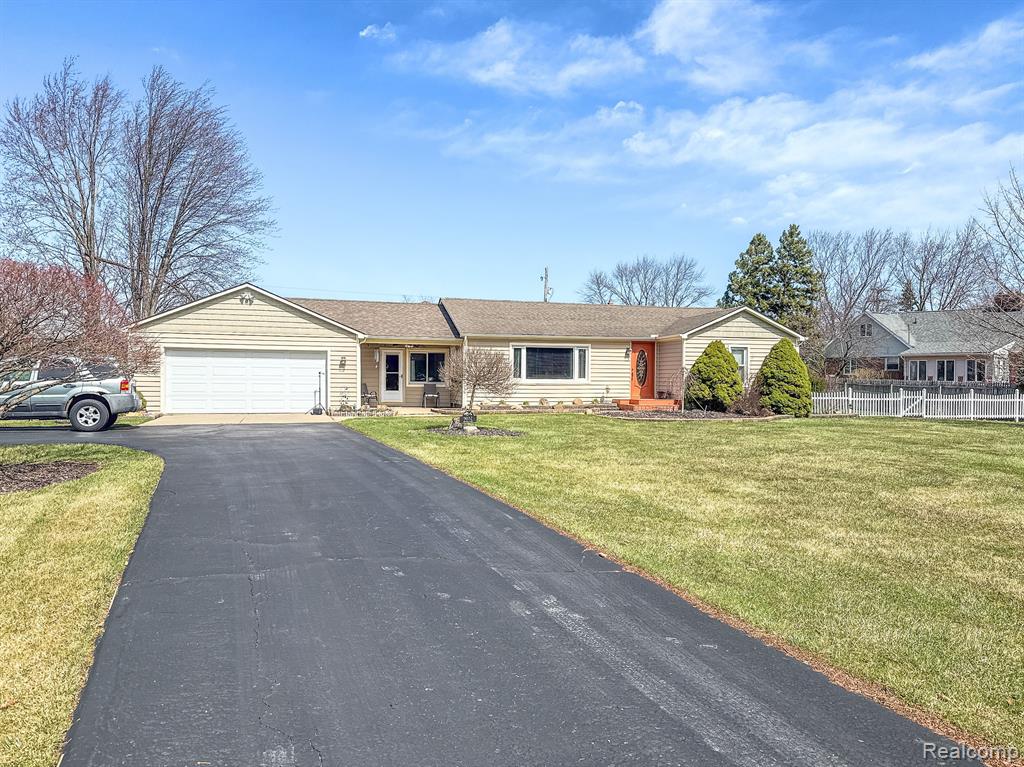 9032 W BRISTOL Road, Swartz Creek, MI 48473 — Photo 2