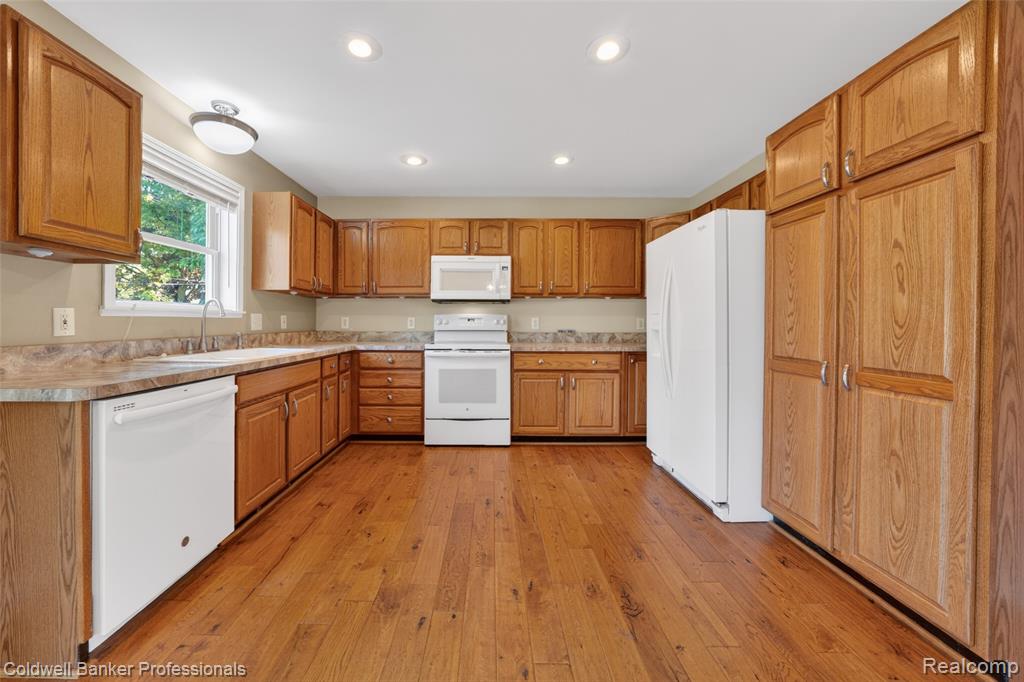 2470 Winkleman Drive, Waterford, MI 48329 — Photo 17