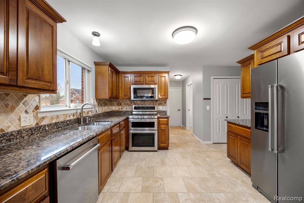 54652 White Spruce Lane, Shelby Twp, MI 48315 — Photo 20
