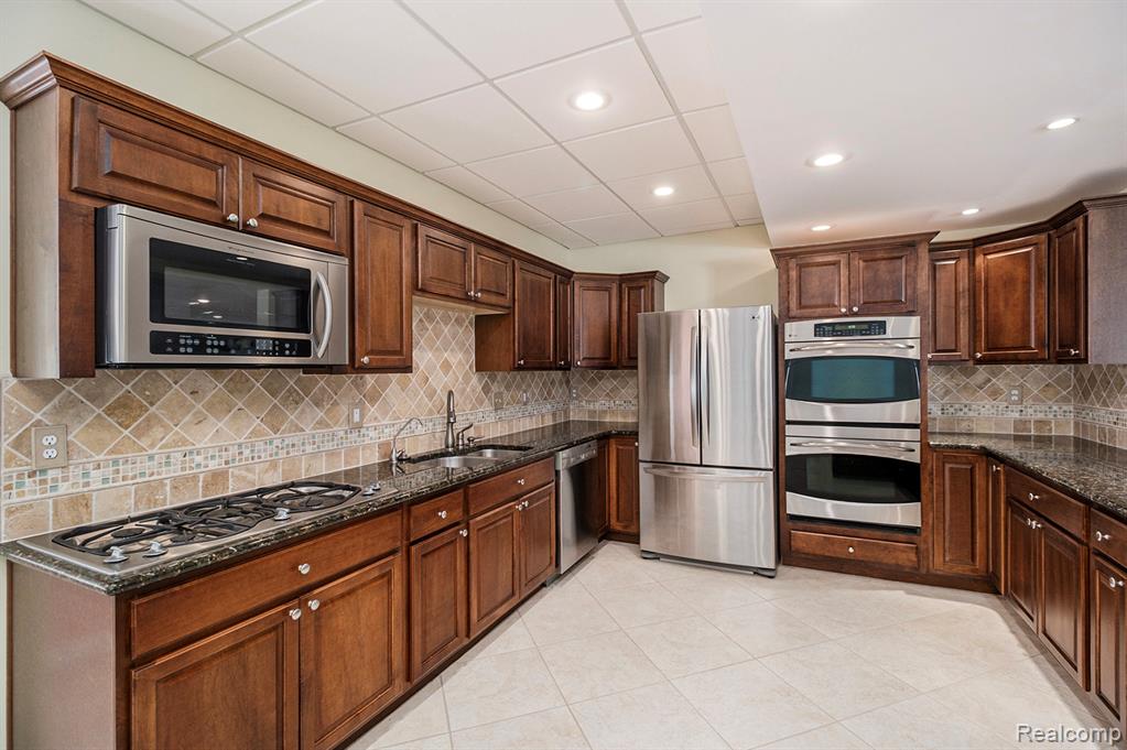 2298 Meadow Court, Leonard, MI 48367 — Photo 37