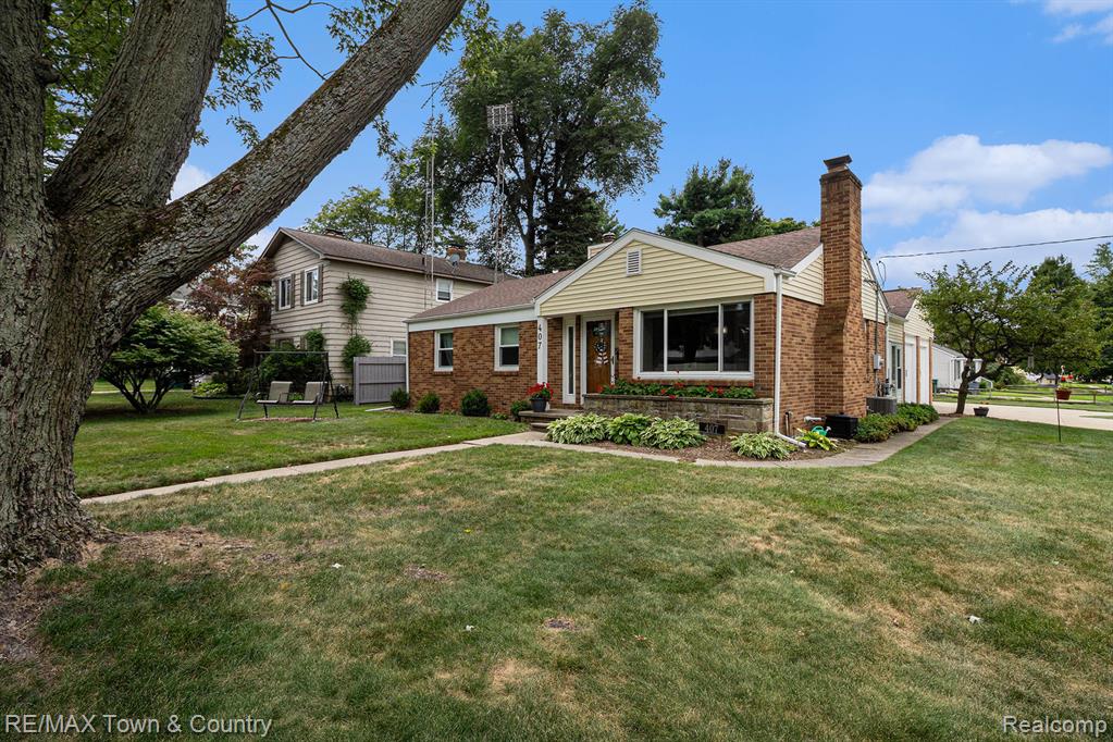407 N McKinley Road, Flushing, MI 48433 — Photo 2