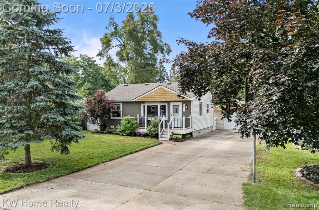 5575 Berkley Drive, Waterford, MI 48327 — Photo 2