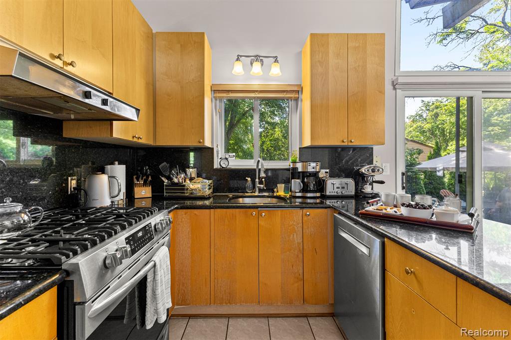 5589 Pembury, West Bloomfield, MI — Photo 23