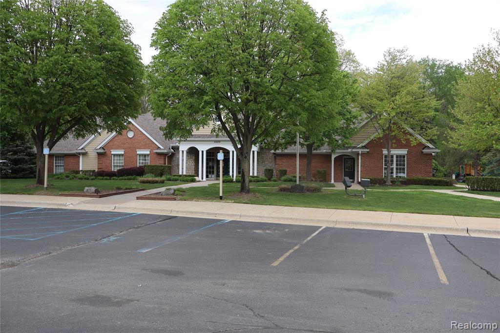 4580 BERKSHIRE Drive, Sterling Heights, MI 48314 — Photo 34
