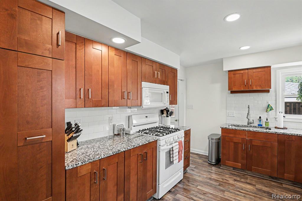 332 E Parker Avenue, Madison Heights, MI 48071 — Photo 7