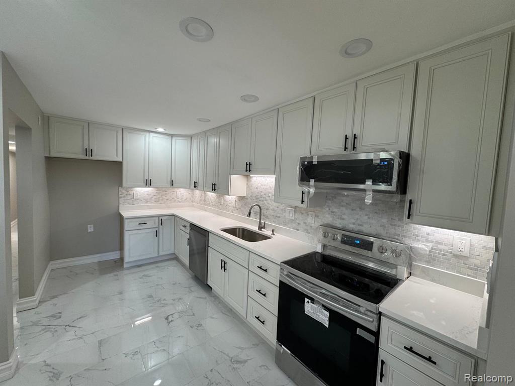 7490 S Brynmawr Court, West Bloomfield, MI — Photo 14