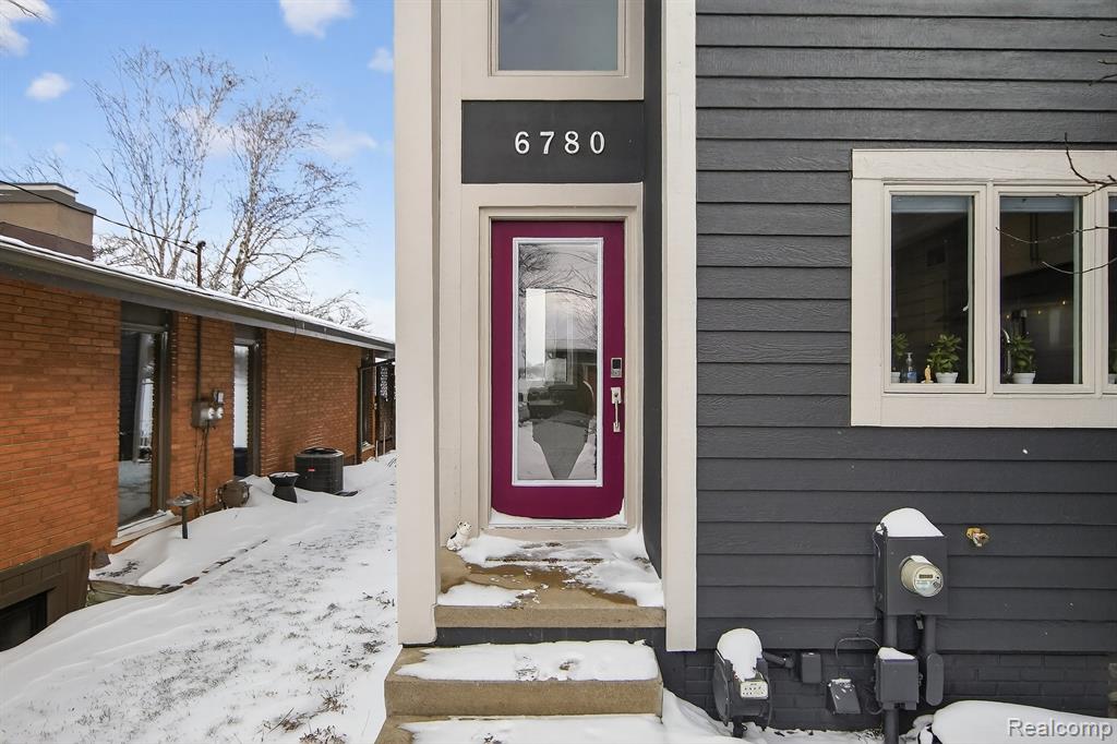 Entryway featuring baseboards