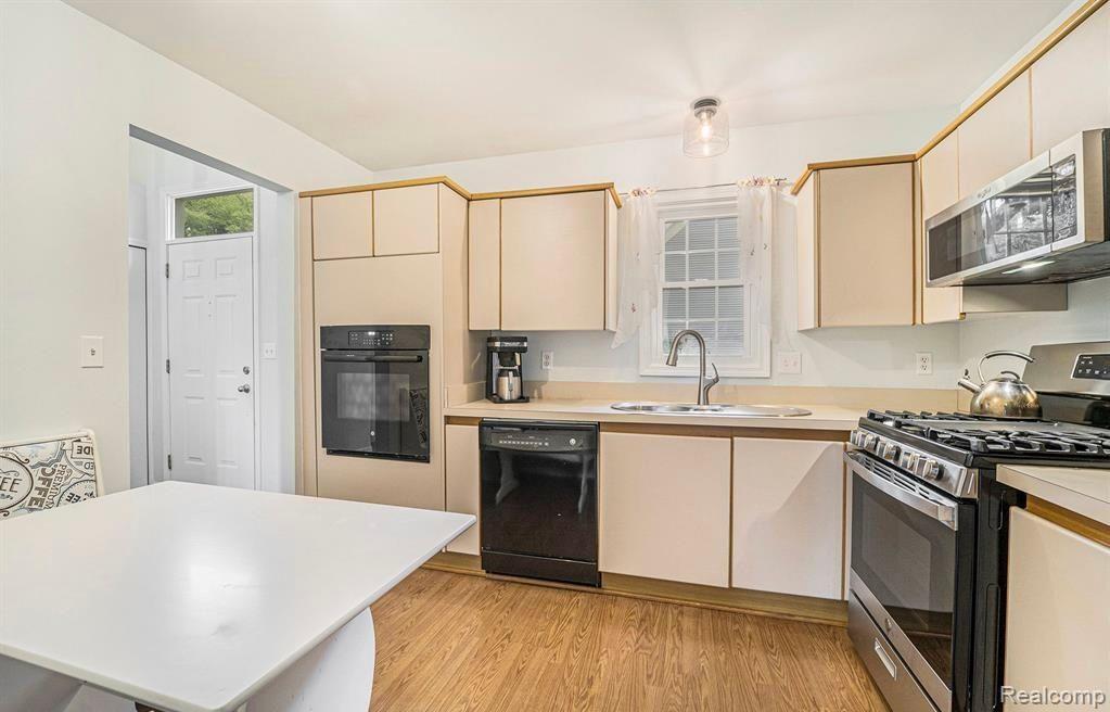7767 NEWPORT Drive, Clarkston, MI 48348 — Photo 5
