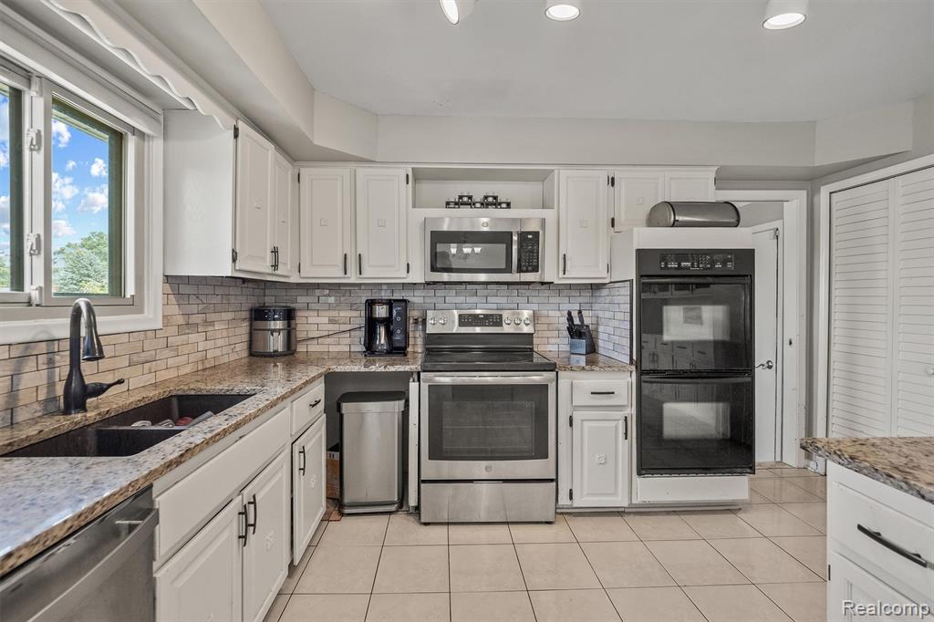 4041 TWIN LAKES Court, Shelby Twp, MI 48316 — Photo 12
