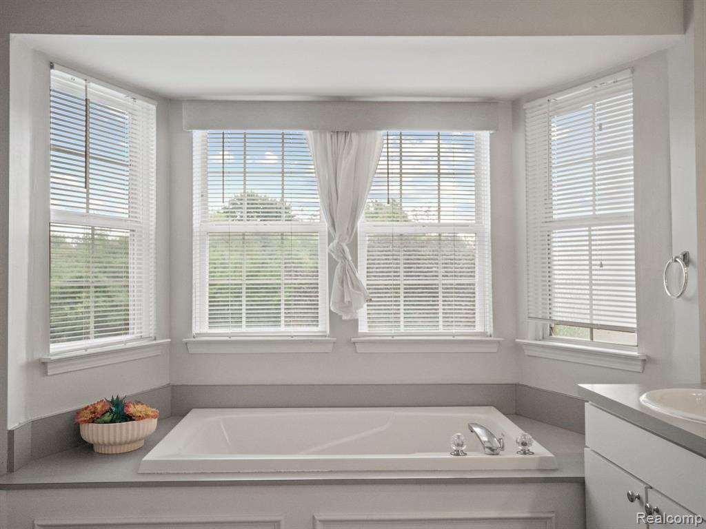 4081 HUNTERS Circle E, Canton, MI 48188 — Photo 16