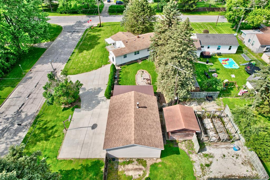 6154 Roberta Street, Burton, MI 48509 — Photo 38