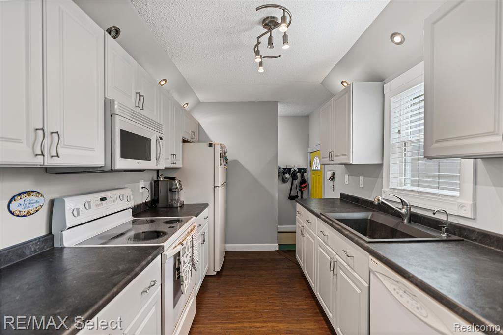 6030 Sun Valley Drive, Grand Blanc, MI 48439 — Photo 7