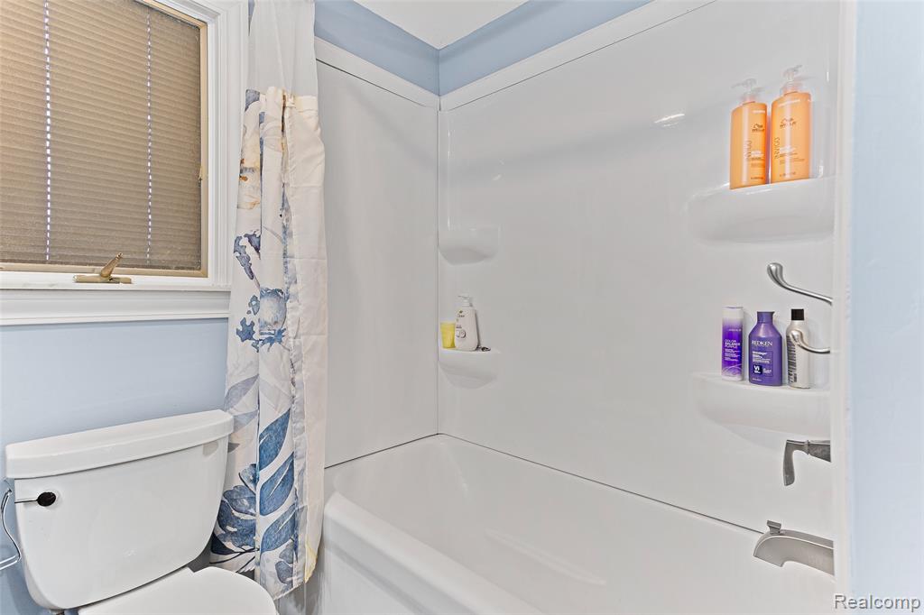 21849 E Chipmunk Trail, Woodhaven, MI 48183 — Photo 9