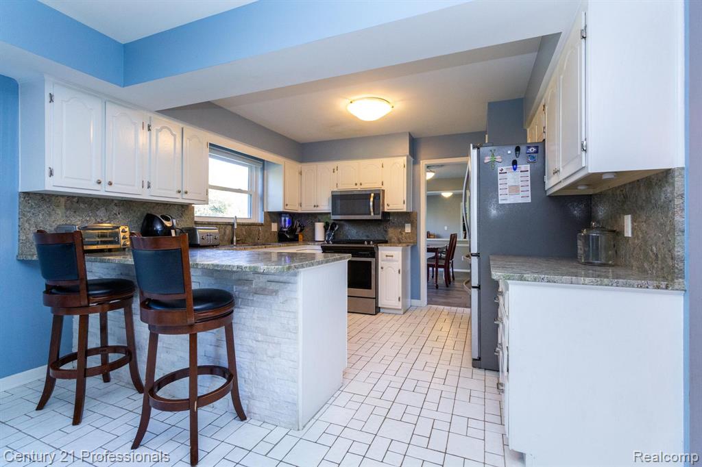 9418 Oakmont Drive, Grand Blanc, MI 48439 — Photo 14