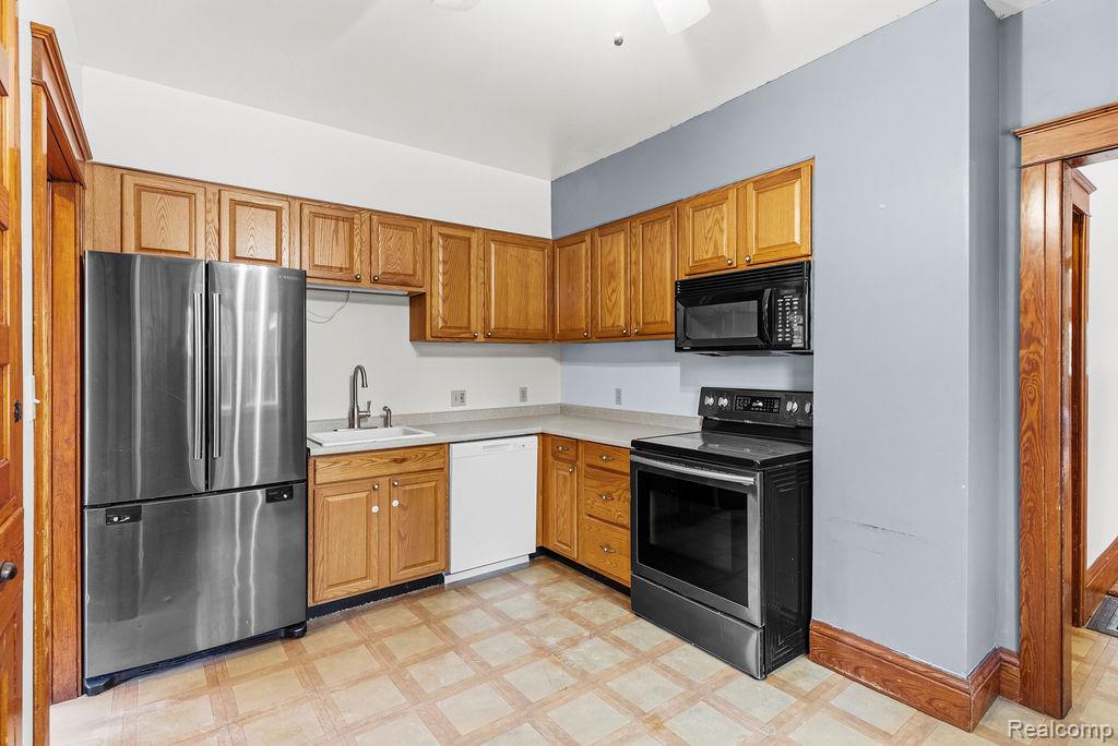 305 N Almont Avenue, Imlay City, MI 48444 — Photo 21