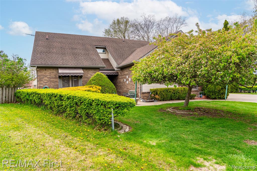 47799 Farmbrook Court, Chesterfield, MI — Photo 5