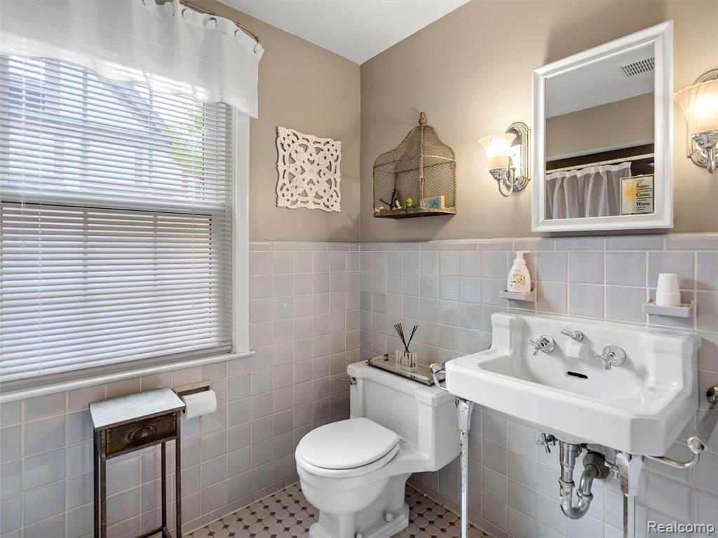 683 Lincoln Road, Grosse Pointe, MI 48230 — Photo 32