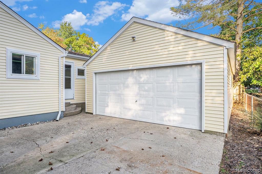 441 CLAYBURN Boulevard, Waterford, MI 48327 — Photo 17