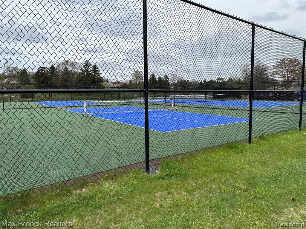 4347 FOXPOINTE Drive, West Bloomfield, MI 48323 — Photo 17