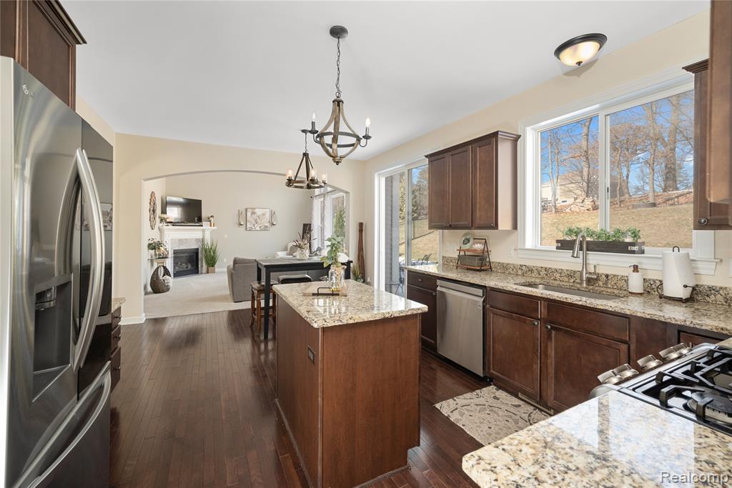 529 Napa Valley Drive, Milford, MI 48381 — Photo 7