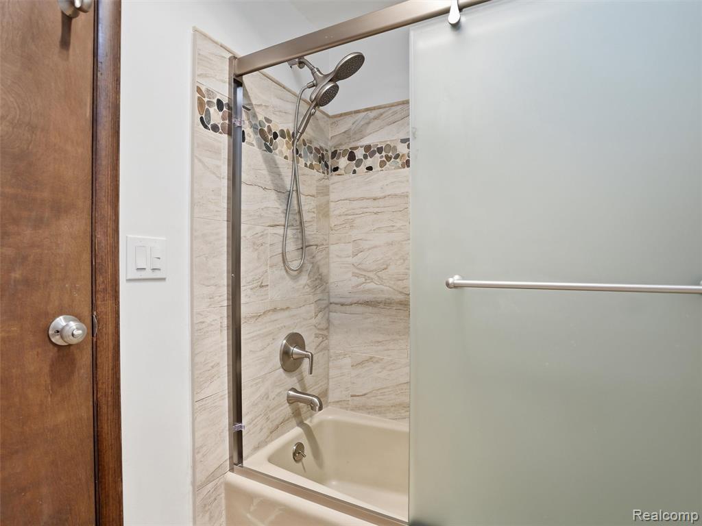 5800 Naneva Court, West Bloomfield, MI — Photo 28