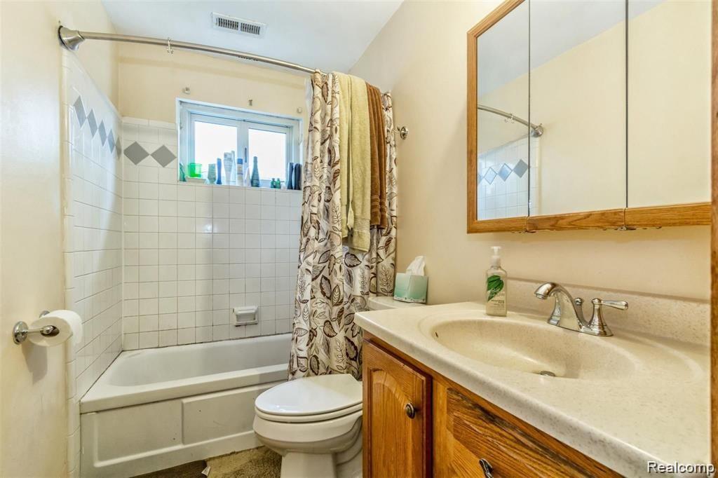 8045 N SILVERY Lane, Dearborn Heights, MI 48127 — Photo 8