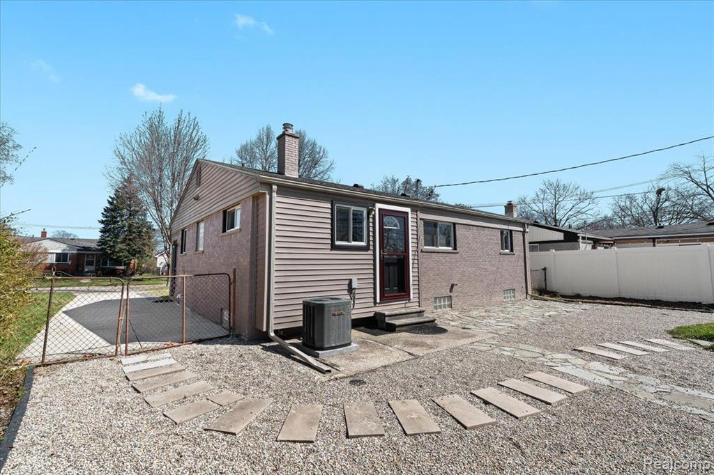 923 W Stephen Avenue, Clawson, MI — Photo 21
