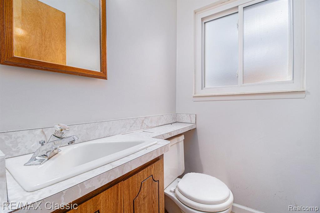 4909 DICKSON Drive, Sterling Heights, MI 48310 — Photo 16